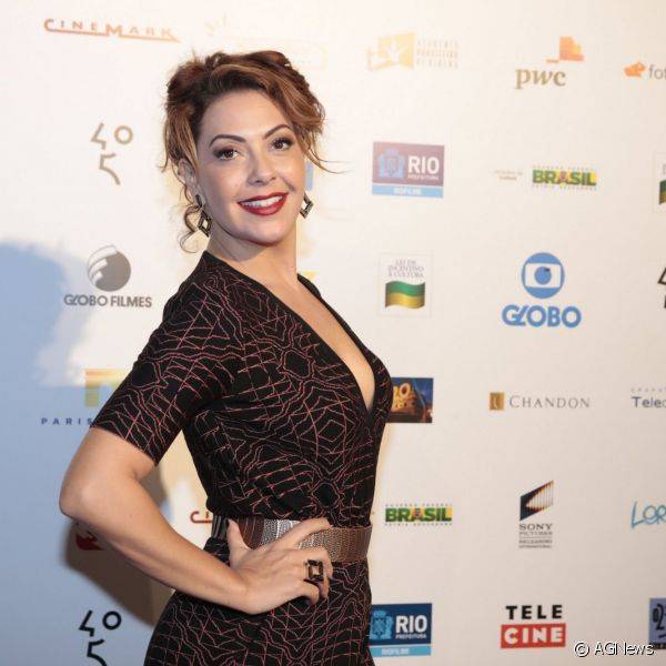 A atriz Fabiula Nascimento apostou no batom vermelho como o destaque da maquiagem da noite no pr?mio de cinema
